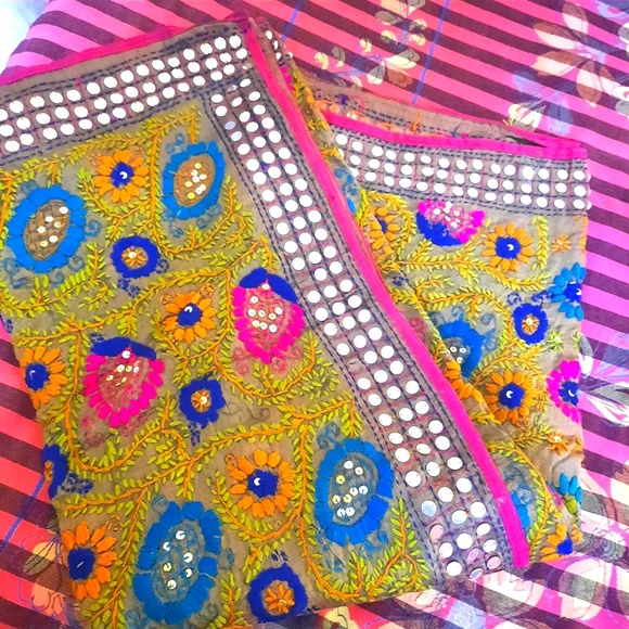 Fulkari dupatta - Picture 7 of 11